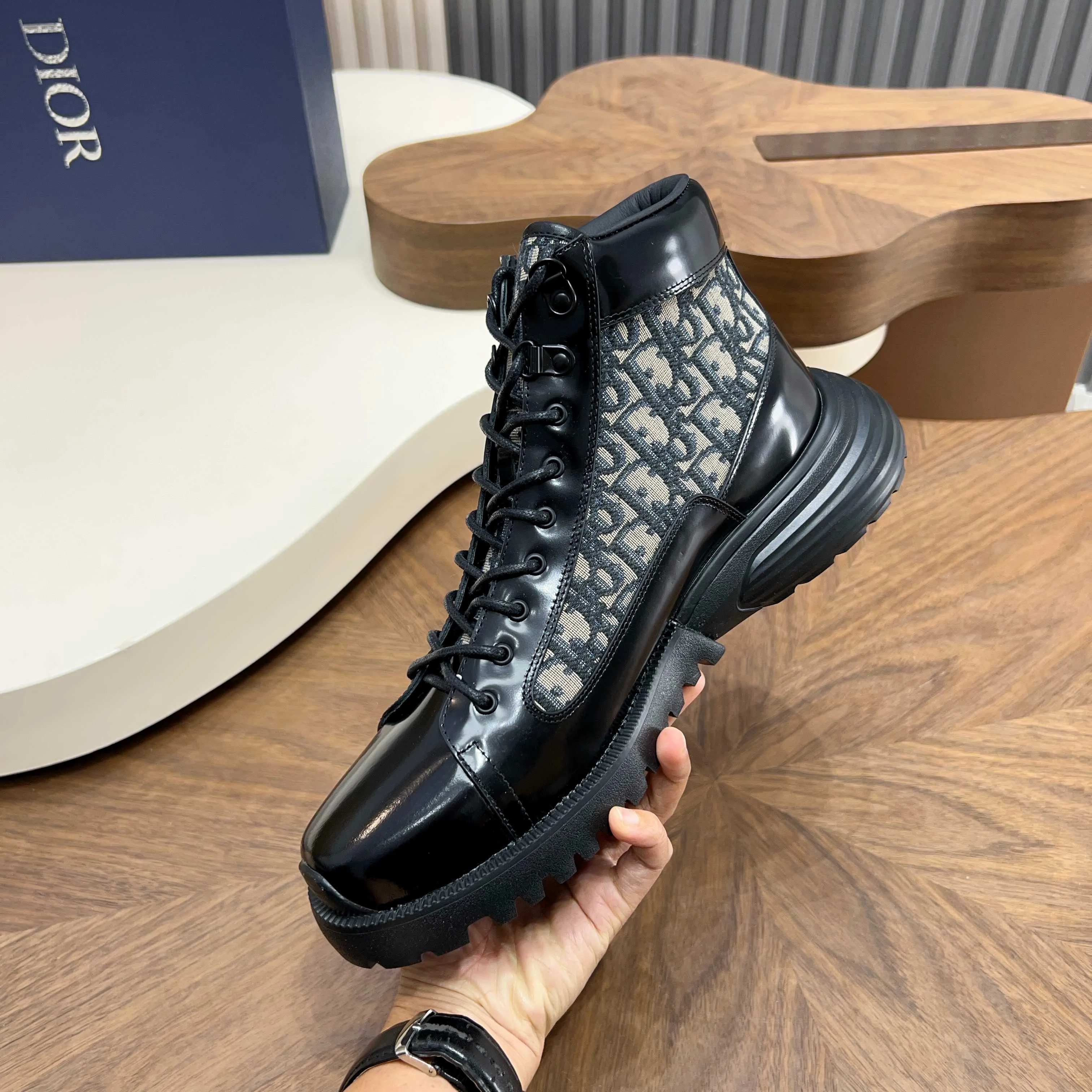 💰860 Dio* - Dior's autumn and winter luxury men's mid-top short boots, purely handmade, both inside and outside are imported first-layer cowhide, high-end quality and exquisite craftsmanship. Original TPU combination outsole. Wear a noble gentleman's taste. The best last type has been carefully debugged. 100% comfort. Size: 38-44 (38-45 can be customized)